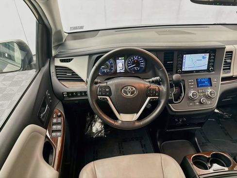 Used 2020 Toyota Sienna Limited Premium FWD image 24