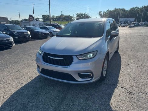 Used 2023 Chrysler Pacifica Touring-L FWD image 3