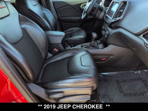 Used 2019 Jeep Cherokee Trailhawk w/ Cold Weather Group image 26