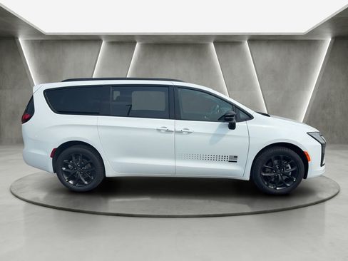 New 2027 Chrysler Pacifica Select AWD/4WD image 8