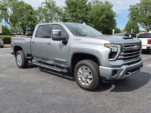 Used 2024 Chevrolet Silverado 2500 High Country w/ Technology Package AWD/4WD image 3