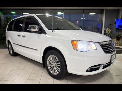 Used 2016 Chrysler Town & Country Touring-L image 1