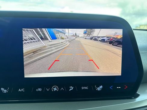 Used 2025 Chevrolet Traverse LT w/ Sun and Wheel Package image 20