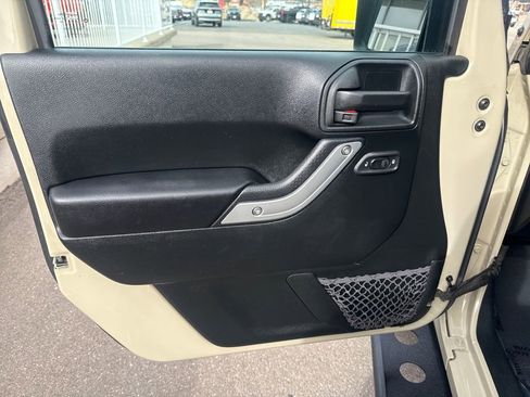 Used 2018 Jeep Wrangler Unlimited Rubicon w/ Connectivity Group image 10