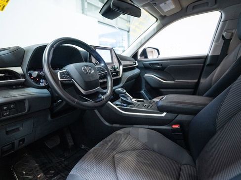 Used 2024 Toyota Highlander LE AWD/4WD image 4