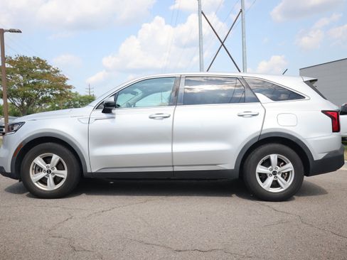 Used 2021 Kia Sorento LX FWD image 2