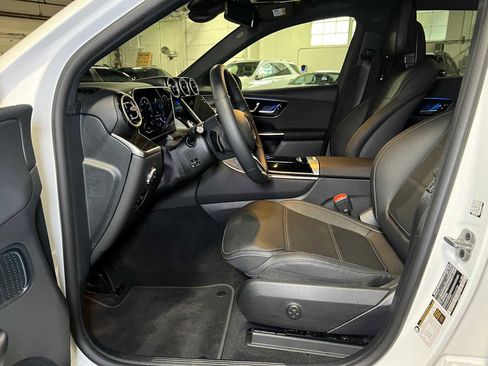 Used 2025 Mercedes-Benz GLC 300 4MATIC image 24