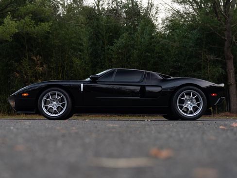 Used 2005 Ford GT RWD image 18