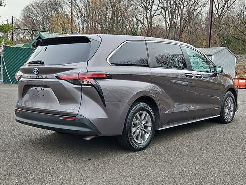 Used 2021 Toyota Sienna XLE image 6