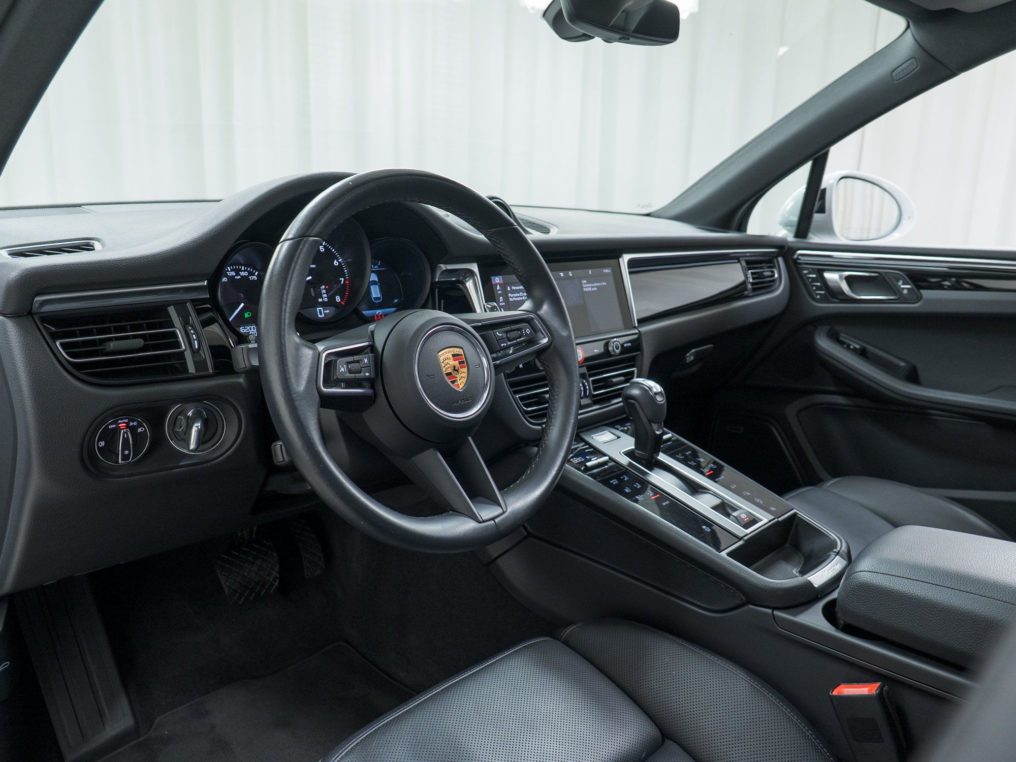 Certified 2023 Porsche Macan AWD/4WD image 15