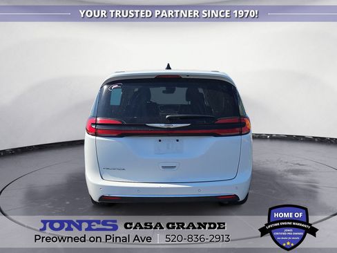 Used 2024 Chrysler Pacifica Touring-L FWD image 5