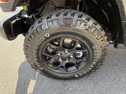 Used 2025 Jeep Gladiator Willys image 13