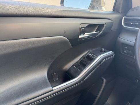 Certified 2022 Toyota Highlander XLE image 38