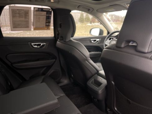 Used 2025 Volvo XC60 B5 Plus image 40