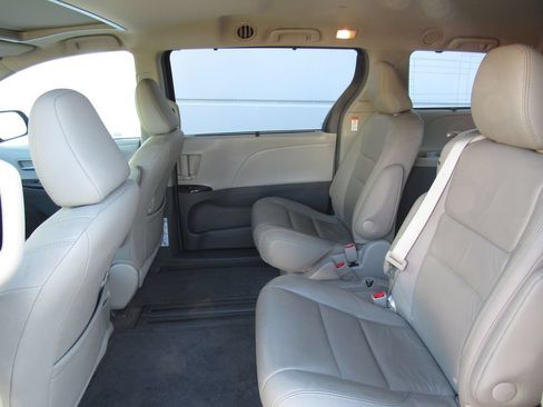 Used 2016 Toyota Sienna XLE w/ XLE Navigation Package FWD image 15