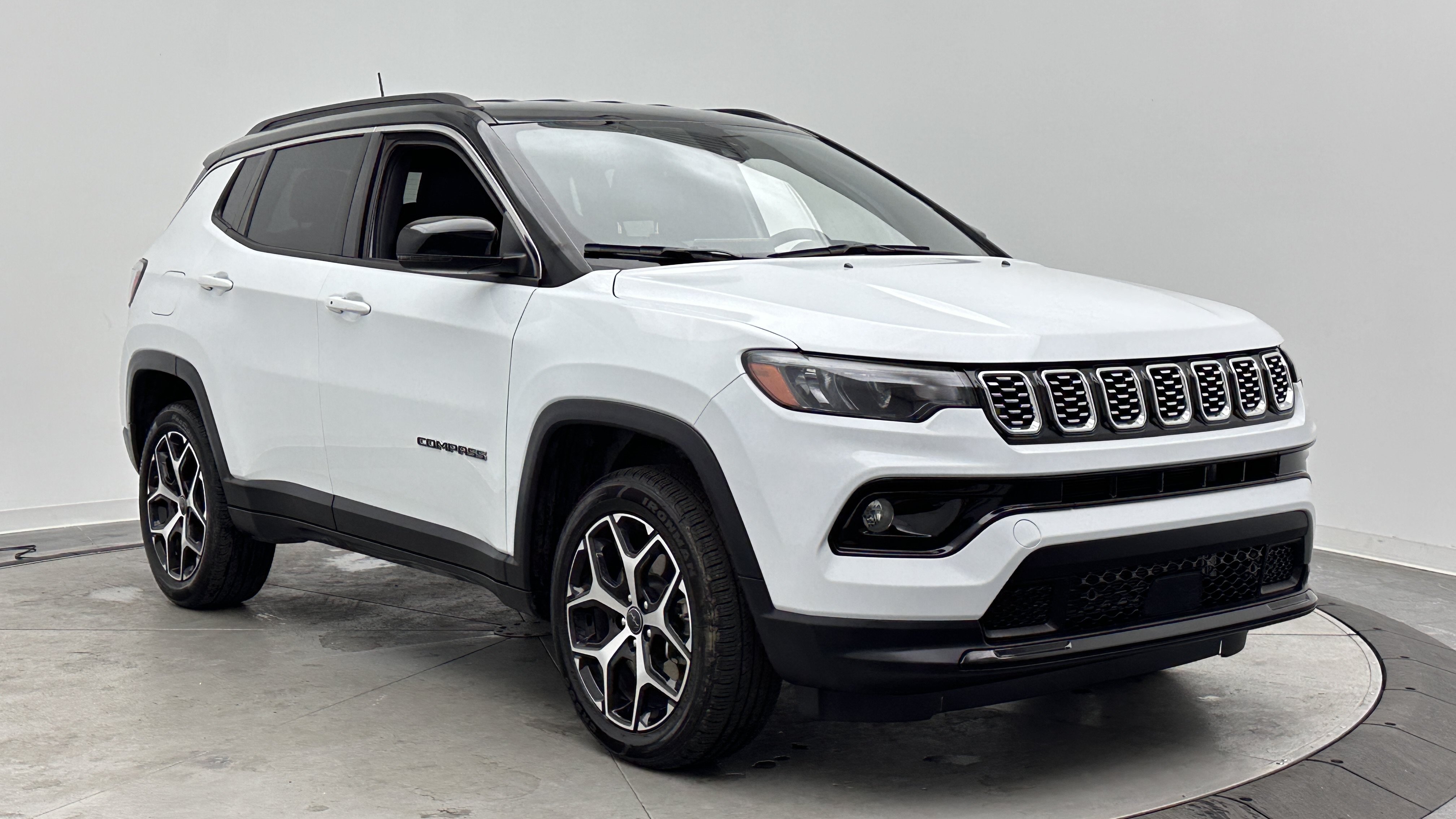 Used 2025 Jeep Compass Limited AWD/4WD image 3