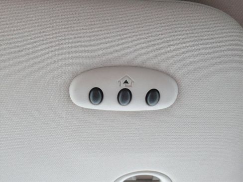 Used 2016 Chrysler Town & Country Touring image 25