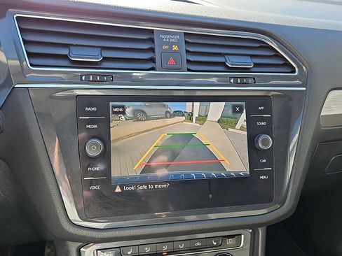 Used 2020 Volkswagen Tiguan SE w/ Panoramic Sunroof Package image 16