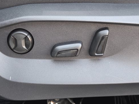 Certified 2025 Volkswagen Taos SE AWD/4WD image 16