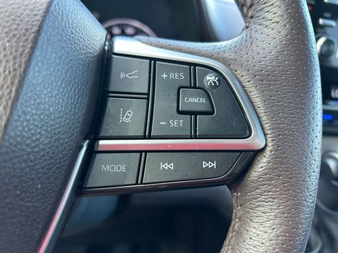 Used 2023 Toyota Sienna Platinum image 21