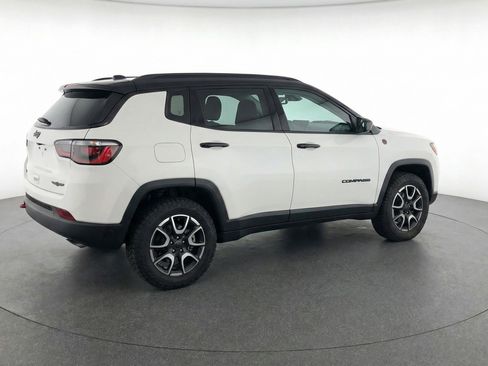 Used 2025 Jeep Compass Trailhawk image 9