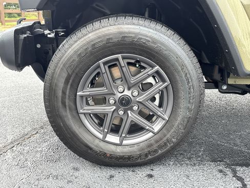 New 2025 Jeep Gladiator Sport image 11