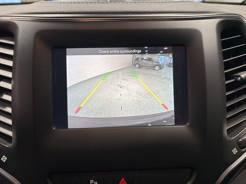 Used 2019 Jeep Cherokee Latitude Plus w/ Cold Weather Group image 16