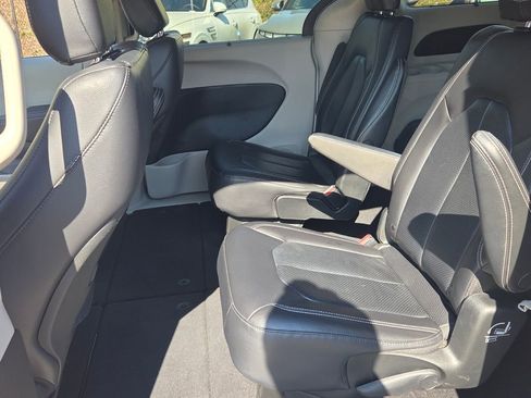 Used 2022 Chrysler Pacifica Touring-L image 7