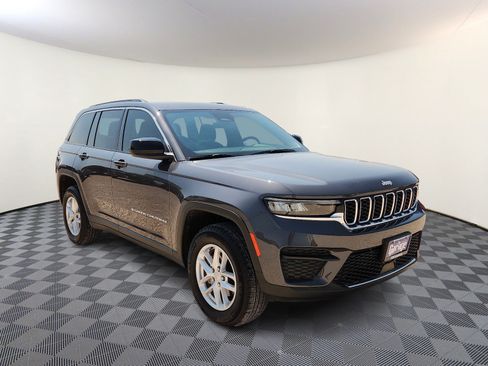 Used 2025 Jeep Grand Cherokee Laredo X RWD image 6
