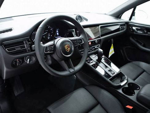 Certified 2025 Porsche Macan image 4