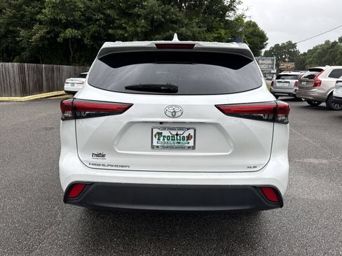 Used 2023 Toyota Highlander XLE FWD image 4