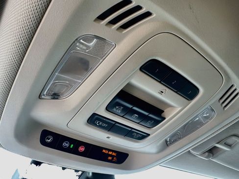 Used 2023 Buick Envision Avenir AWD/4WD image 19