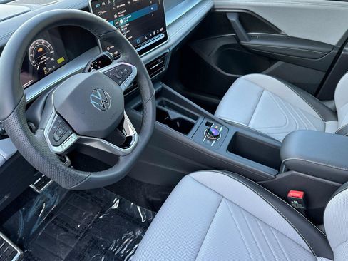 New 2026 Volkswagen Tiguan SE R-Line image 9