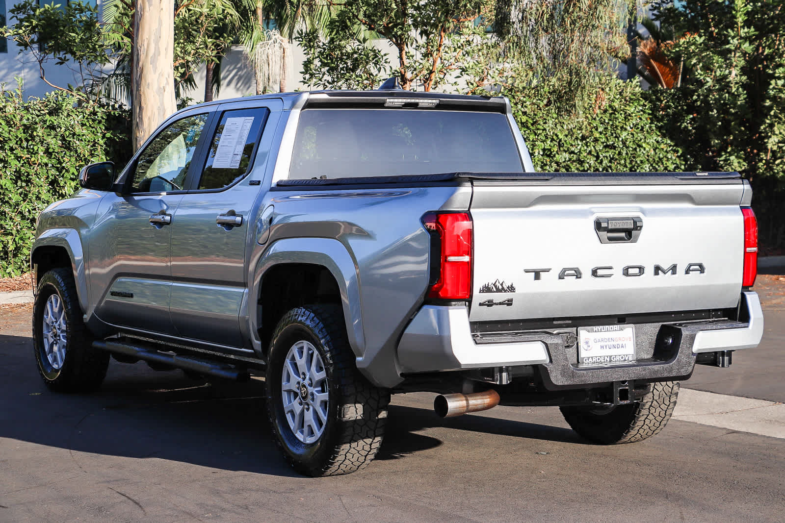 Used 2025 Toyota Tacoma SR5 AWD/4WD image 8