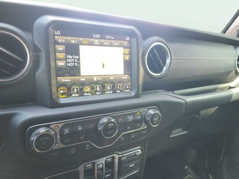 Used 2018 Jeep Wrangler Unlimited Sahara AWD/4WD image 34