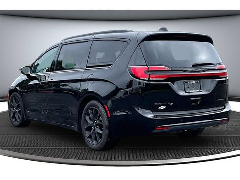 Used 2025 Chrysler Pacifica Limited FWD image 18