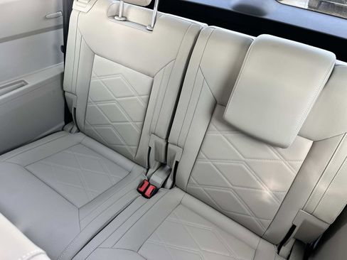 Used 2025 Volkswagen Atlas SE image 13