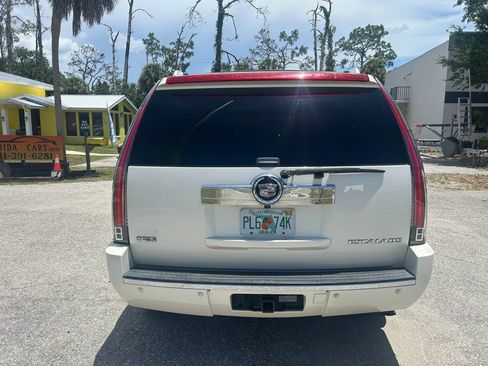Used 2011 Cadillac Escalade Premium RWD image 41