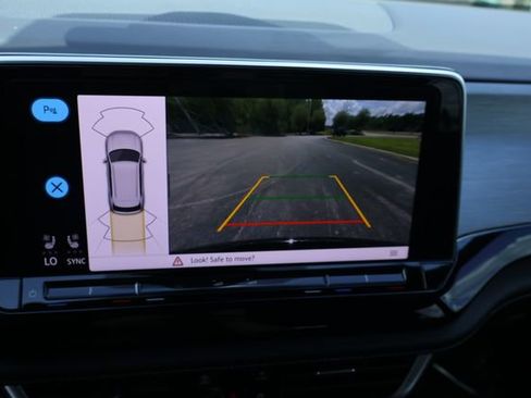 Certified 2024 Volkswagen Atlas Cross Sport SE w/ Panoramic Sunroof Package image 23