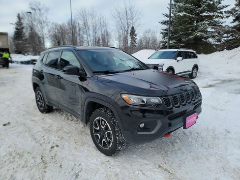 Used 2024 Jeep Compass Trailhawk image 2