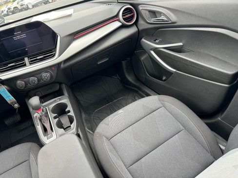 Used 2025 Chevrolet Trax RS w/ Sunroof Package FWD image 15