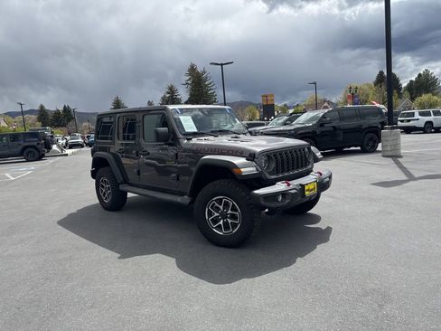 Used 2025 Jeep Wrangler Unlimited Rubicon AWD/4WD image 3
