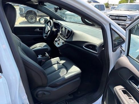 Used 2025 Chrysler Pacifica Select FWD image 29