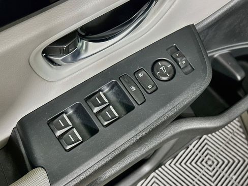 Used 2023 Honda Pilot LX image 15