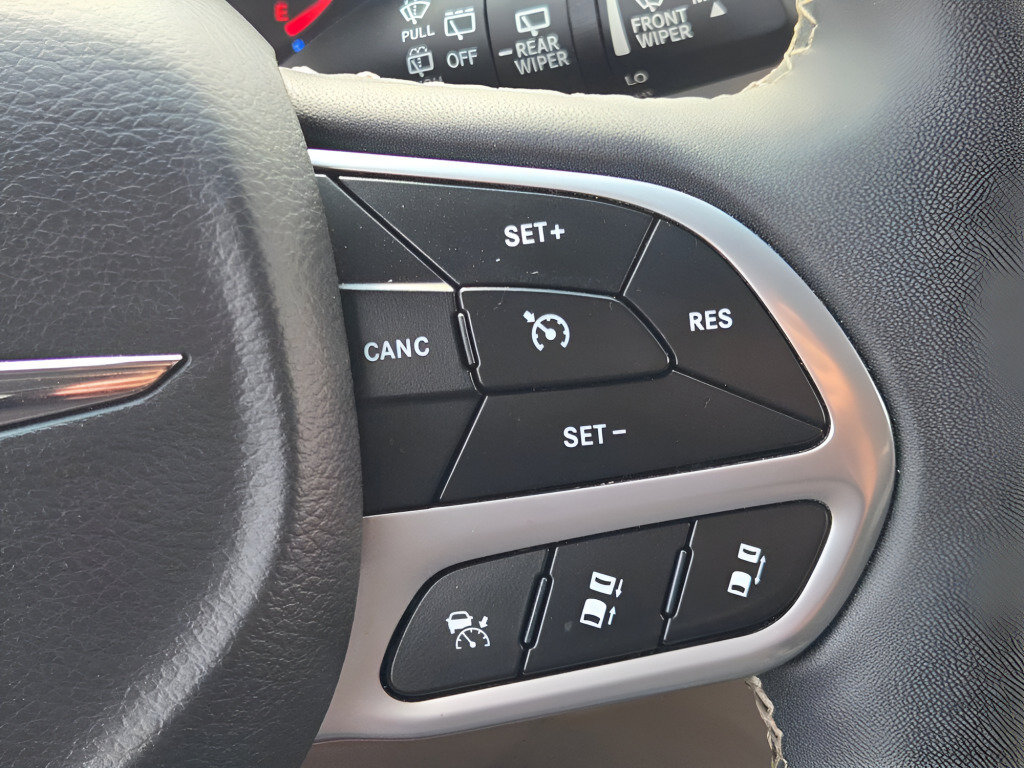 Used 2023 Chrysler Pacifica Touring-L FWD image 34