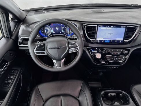 Used 2025 Chrysler Pacifica Select FWD image 25