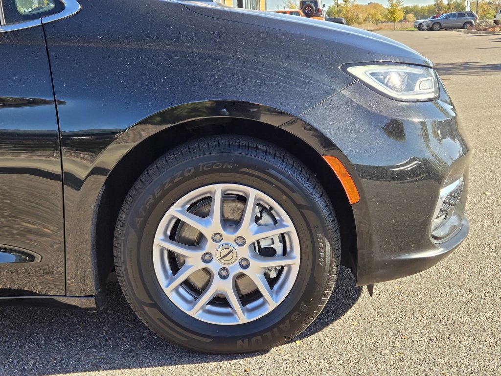 Used 2024 Chrysler Pacifica Touring-L FWD image 10