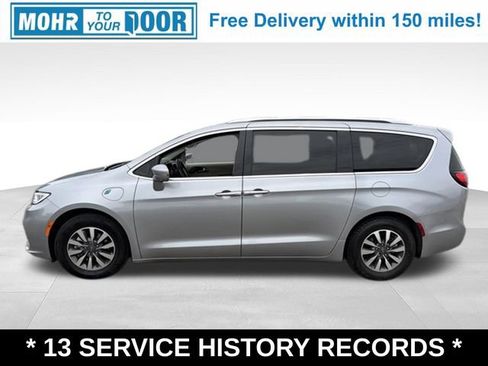 Used 2021 Chrysler Pacifica Touring-L FWD image 2