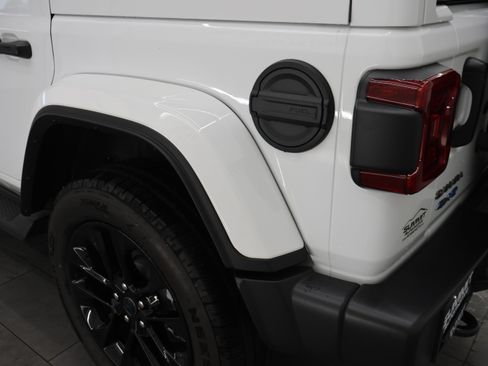 Used 2025 Jeep Wrangler Unlimited Sahara AWD/4WD image 28