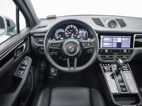 Certified 2025 Porsche Macan image 16